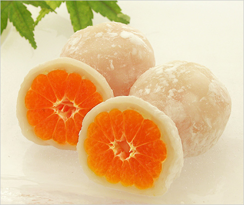 みかん大福(1個) 378円  みかんをまるごと1つ、白あんと求肥で包みました。