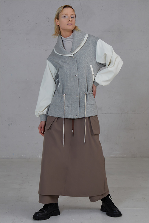 ＜YOSOOU Lab(ヨソオウラボ)＞ カラーデザインミドルコート (カットソー：綿72％・ポリエステル23％・ポリウレタン5％／布帛：ポリエステル100％／中綿：ポリエステル100％) 39,600円  二枚に重なった大きな襟が特徴のミドルコート。二枚襟の立体感を美しく表現するために、襟部分に薄く中綿を入れています。肌触りの良いダンボールニットと、程よい柔らかさと張り感のある布帛生地を組み合わせ、シワになりにくい仕様に仕上げました。 ※その他参考品