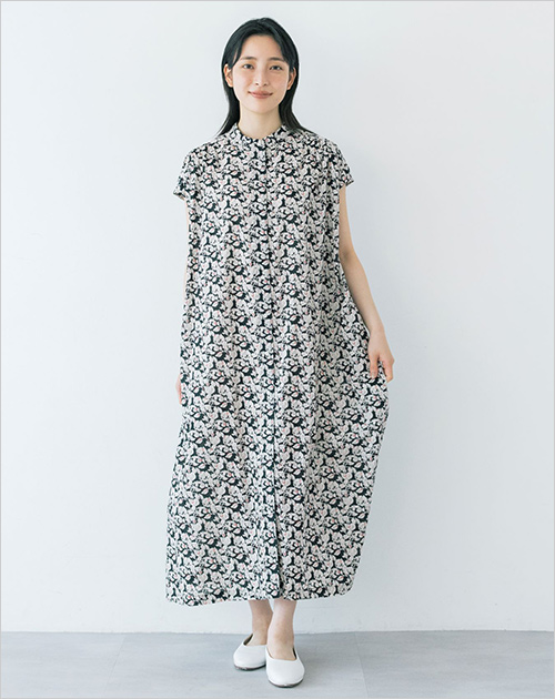 リーフプリントワンピース(綿100％／着丈：116cm／フリーサイズ) 17,600円  ＜ポンデシャロン＞で大人気リーフプリントワンピース。 1枚で単色にドットのような木の実がアクセント。鮮やかに彩りつつも大人の雰囲気です。ふんわりギャザーで体型をカバーしながら、軽やかに着こなせる万能ワンピース。 夏は1枚でさらっと着こなせる優秀な1着です。