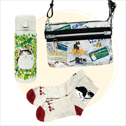 ワンタッチボトル「ごきげん」(350ml) 4,400円 ミニショルダーバッグ「NYクールミャウ」(ポリエステル・牛革／W23×H16×D3cm／180g) 13,200円 靴下「ナナと七つの桜ん坊」(綿・ポリエステル・ナイロン・ポリウレタン／23～全長約27cm) 1,650円