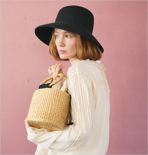 Adele ASA －アシンメトリーのキャペリンハット－ (分類外繊維〔マニラ麻〕90％・レーヨン10％／ブリム：約10cm／頭周り58cm［－2cm程度調整可能］) 25,080円  新作の傾斜のついた長めのブリムと、アシンメトリーのクラウンが特徴的なキャペリンハット。クラッシックでエレガントなシルエットながら、普段使いできるデザインです。