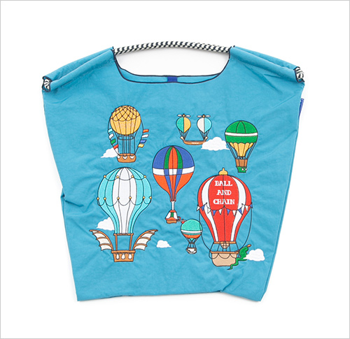 BALOONS(ナイロン100％／Mサイズ) 5,500円  空を旅する気球をモチーフにした、華やかな刺繍デザインが目を惹き、毎日のお出かけを楽しく彩ります。