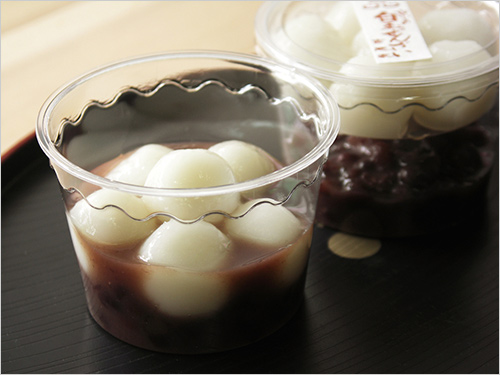 白玉ぜんざい(1カップ) 594円  あっさりとしたぜんざいに、なめらかな白玉を添えました。