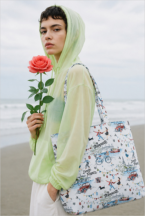 Book Tote Douce France (ポリエステル・綿／約W32×H31×D1cm［ハンドル約27cm］／内ポケット2つ) 16,500円  フランスの街並みを描いた「Douce France」柄のBOOK TOTE。立体感のあるジャカード織ならではの豊かな表情と色彩が魅力です。軽くて丈夫なフランス製で、A4サイズがすっきり収まり、通勤やお出かけ、サブバッグとして幅広く活躍します。 ※その他参考品