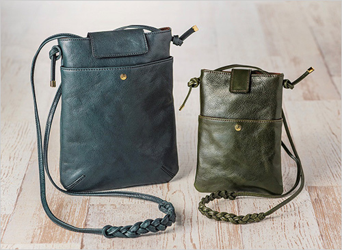 左：ポシェットMサイズ (牛革／W18×H23×D4cm) 35,200円 右：スマホポシェット (牛革／W12.5×H17.5×D2cm) 22,000円