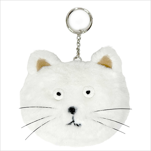 もふもふチャーム WHT［スノー］ (ポリエステル100％／約W11×H8cm) 3,850円  なでたくなるもふもふチャーム。毛足の長いファーとヒゲをワイヤーで付け、立体感を出し、リアルな猫のような触り心地にしました。猫の目鼻は刺繍で表現しています。背側にファスナーがついているので、リップ、目薬、鍵などを入れる小物ポーチとしても活躍します。