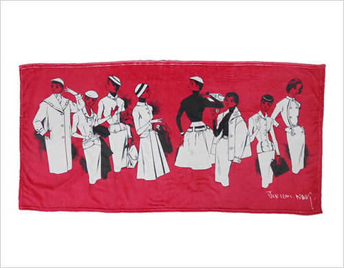 中原淳一ブランケット(ポリエステル100％／W140×H70cm) 9,350円  膝掛けにもなるコンパクトなサイズで、表と裏に違うデザインが施されたおしゃれなブランケット。中原淳一ならではのスタイリッシュさと温かみのある紅色でお部屋のアクセントにもなる人気アイテムです。