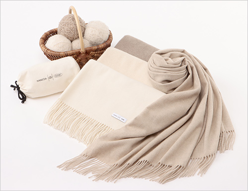 HANEDA×GOBIカシミヤストール (カシミヤ100％／170×68cm) 各17,600円  「GOBI」と「羽田空港」が考えた、温かく、コンパクトに持ち運べる「旅のカシミヤストール」。