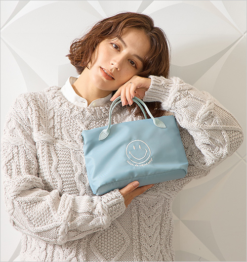 スマイルバッグインバッグ (ポリエステル・牛革／約W24×H16.5×D11.5cm) 14,300円  艶感のあるナイロン生地とイタリアンレザーの異素材コンビが魅力。洗練されたデザインで、バッグインバッグとしてはもちろん、ミニバッグやショルダーストラップを加えてポシェットとしての使用も美しく映える仕上がりです。