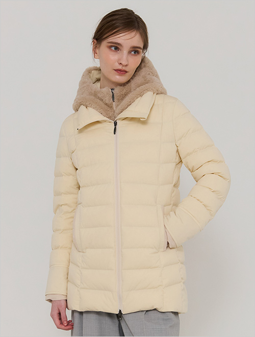 2wayファーライナーフードコート (表地・裏地：ポリエステル100％／中わた：ダウン90％・フェザー10％／ファー部分：ポリエステル100％) 70,400円  柔らかく光沢のあるフェイクファーを使用。フェイクファーは取り外し可能なので、スタンドカラーコートとしてもお楽しみいただけます。＜粧U＞が開発した「Dual Flex®」の生地を使用。伸縮性と透湿性に優れたストレッチ生地なので着心地がよく、ご家庭で手洗いも可能です。