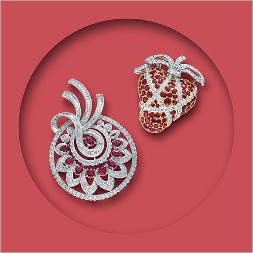 左：Ptルビーブローチ (R：計7.28ct／D：計6.25ct) 8,800,000円 右：K18／K18WGルビーブローチ (R：計12.41ct／D：計3.03ct) 5,500,000円