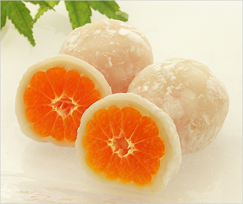 みかん大福(1個) 378円  みかんをまるごと一つ、白あんと求肥で包みました。