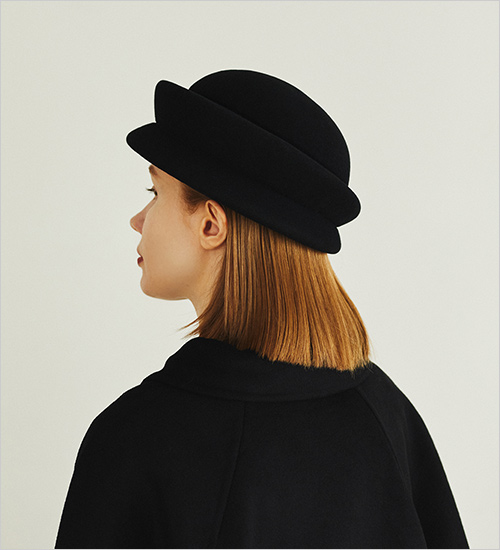 Planet toque －ヴィンテージの木型で製作された変形トーク－ (毛100％／頭周り58cm［－2cm程度調整可能］) 19,850円  老舗の工場で使用していた木型を使用して製作。独特のフォルムが美しく、色気のあるアールが特徴的です。大きすぎず、大袈裟すぎず、どんな洋服にも合わせやすく、コーディネートのアクセントになります。材料はオーストラリア産のメリノウールを使用し、日本の職人の手で、昔ながらの製法で制作しています。