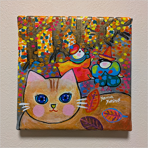 「オレンジ色の季節」S0号 (アクリル画／180×180mm／厚み約16mm) 22,000円  ひらひら舞う落ち葉に、文鳥の「レーズン」と「チッチ」はワクワク。 猫さんも優しく微笑みながら見守っています。 こちらは原画作品のため、世界でたったひとつの一点物です。 壁掛けも可能で、玄関やデスクにも飾りやすいサイズです。 暮らしに彩りを。 やまゆりの