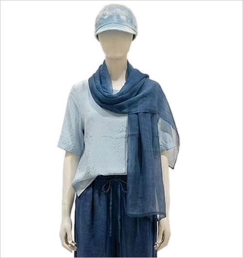 藍染キャップ (薄藍・ムラ雲染)(綿100％／フリーサイズ) 8,800円 藍染絹カヤ織ストール (濃藍・無地)(絹100％) 22,000円 藍染丹後ちりめんプルオーバー (中藍・無地)(絹100％) 27,500円 ※その他参考品