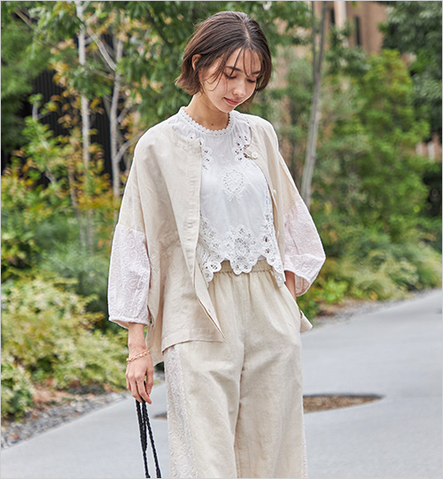 バテンレースノースリブラウス (綿100％／刺繍糸：ポリエステル100％／レース部分：綿100％／フリーサイズ) 13,200円　 モダンなアートのようなバテンレースが目を惹くショート丈のノースリーブブラウス。裾と胸元にはサークルモチーフのバテンレースを大胆に配置し、刺繍やスカラップレースを組み合わせました。  刺繍袖バック比翼開きジャケット (綿55％・麻45％／別生地：綿100％／刺繍糸：綿100％／フリーサイズ) 9,790円 軽やかなコットンリネンが心地よい大人のリラクシージャケット。凸凹とした表面のペイズリー柄の綿刺繍生地とあわせました。袖がバルーンスリーブで、後ろにはドロストもありリラックス感を演出しています。  綿麻脇ライン切り替え刺繍パンツ (綿55％・麻45％／別生地：綿100％／刺繍糸：綿100％／裏地：ポリエステル100％／フリーサイズ) 9,790円 ※その他参考品