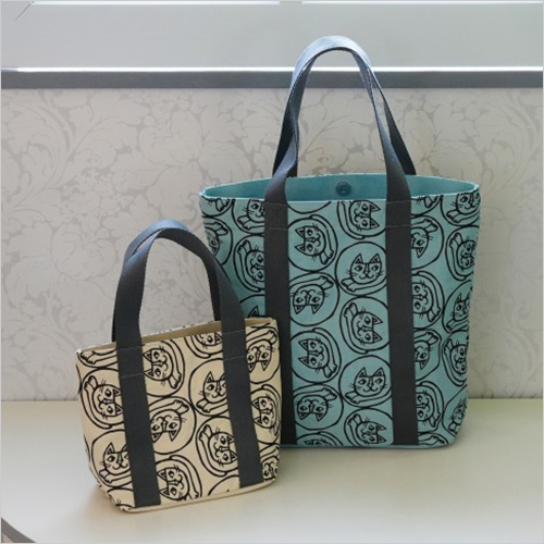 トートバッグ小(綿／W20×H20×D13cm) 8,800円 トートバッグ大(綿／W29×H35×D12cm) 10,450円  サックス、キナリの2色展開です。