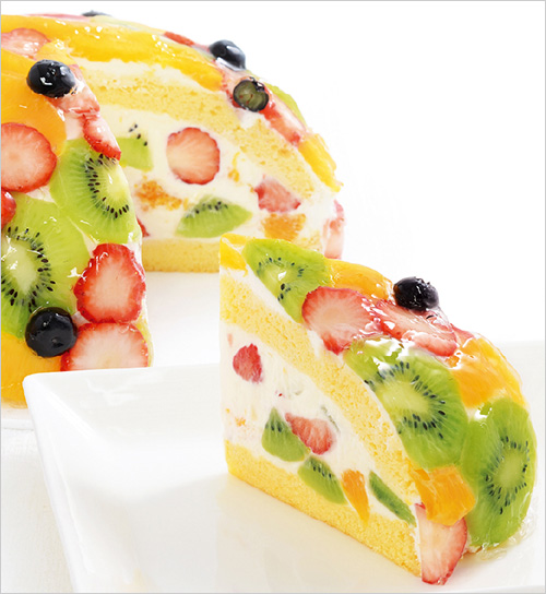 彩りフルーツの贅沢ズコット(1カット) 880円  たっぷり詰めたチーズクリームにヨーグルトを加え、爽やかな味わいに仕上げました。