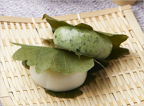 かしわ餅(1個) 237円