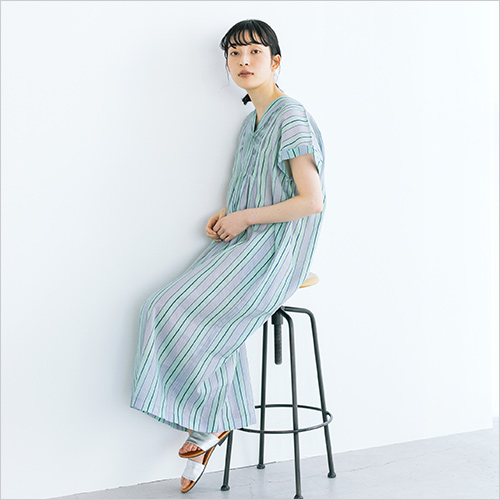 トランゼットストライプ ワンピース (麻50％・綿50％／ペチコート：ポリエステル80％・綿20％) 19,800円  南仏の伝統的なストライプからインスピレーションを得たオリジナルのストライプを、真夏にぴったりなラミーコットンにプリントしました。涼しげなゆったりシルエットで風通し良く、袖の折り返しのボタン止めがアクセントになっています。