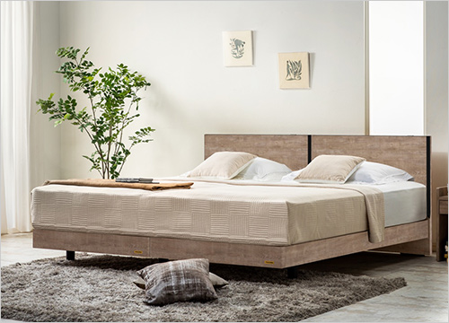 75周年記念セット(W97×L198.5×H85cm) 99,000円【限定5点】  日本製のベッドフレームとマットレスがセットになった、フランスベッド75周年記念製品。 マットレスは腰をしっかりと支えるミディアムハードの寝心地。ベッドフレームはすのこ仕様になっているので通気性抜群です。 ※その他参考品