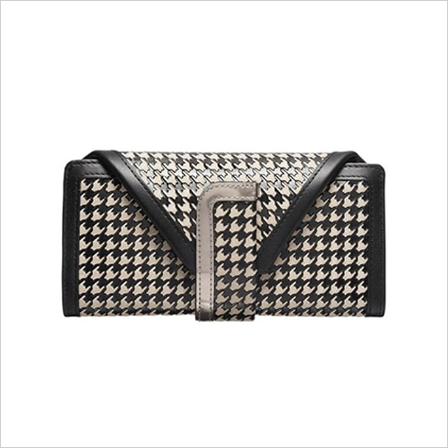 LONDRA(ロンドラ)長財布ミニ (牛革／W18.5×H9.5×D2.5cm) 48,400円  カード入れを6カ所、お札入れを3カ所、小銭入れを1カ所備えています。スナップボタンがついているので容量に合わせて2段階に調整できます。