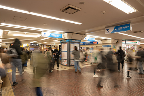 現在も多くの方が行きかいます。(2026年 小田急線西口改札)