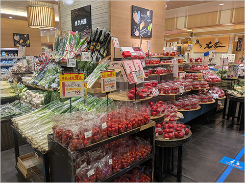 さまざまな品種が並ぶトマト売場