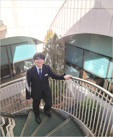 開店当時と変わらないらせん階段