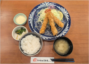 「思い出の味、エビフライ定食。今も変わらず味わえます。」