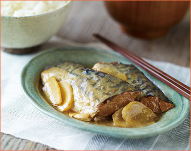 〈イザメシDeli〉梅と生姜のサバ味噌煮
