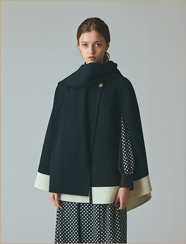 〈グレースコンチネンタル〉ストール付リバーケープ、ドットコンビブラウス、ドットコンビスカート