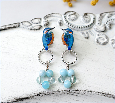 ＜マコズアトリエ＞天然石付きカワセミのイヤリング