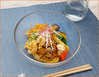 〈イーション〉冷やし担々うどん ～夏野菜とピーナツホイップ添え～