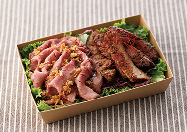 〈サラダカフェ〉炭火焼ローストビーフとスペアリブ弁当