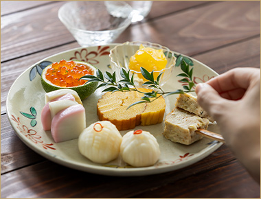 〈share with Kurihara harumi〉赤絵菊彩 大皿、ガラス豆鉢 木の葉