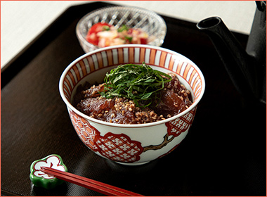 〈源右衛門窯〉赤絵桜地紋 飯碗