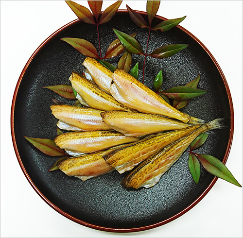 無頭はたはた一夜干し(150g) 1,350円  頭を取り、甘塩を心がけ一夜干しに仕上げました。召し上がり方は、フライパンやホットプレート等でそのまま焼いていただくのがおすすめです。お好みでレモンやマヨネーズに七味などともおいしくいただけます。