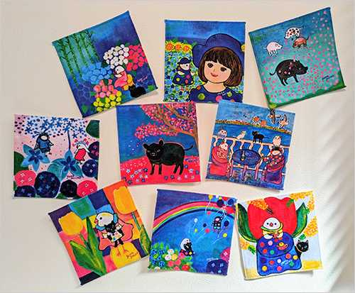 ハンカチタオル(表面：ポリエステル100％、裏面：綿100％／20×20cm) 各1,320円  コンパクトなサイズで、バッグやポケットにも入れやすく、日常使いにぴったり。表面はポリエステル素材でプリントがきれいに映え、裏面は綿100％のパイル生地になっているため、しっかりと水分を吸収します。 毎日の手拭きはもちろん、ちょっとしたプレゼント、お部屋のインテリアにもおすすめです。