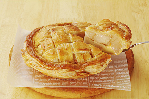 アップルパイ中(1個) 2,190円  不動の人気ナンバーワン。甘さ控えめな自家製カスタードの上に信州りんごをふんだんにのせ、サクサクのパイ生地で包みました。