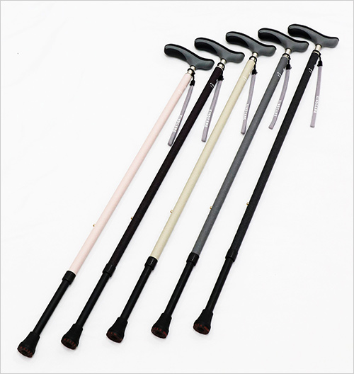 Shrink coating伸縮ステッキ (長さ：約75.0～90.0cm／対応身長：約144～174cm／重量：約235g／先ゴム：16mm) 各20,900円  熟練の職人による手仕事で、手すき和紙のような風合いを持つ「縮み塗装」を施しました。美しさと機能性を兼ね備えた一本です。色はピンク、ワイン、ベージュ、ライトグレー、ダークグレーの5色をご用意しています。