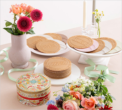 99thアニバーサリーゴーフル(9種・各1枚) 2,160円 ※無くなり次第終了  99周年にちなんで作られた、9種類の新しい味わい(ベリーベリー・チョコバナナ・メロン・ローズハニー・カモミールアップル・キャラメルミルク・黒ゴマきな粉・コーヒーアーモンド・ココアソルト)の詰め合わせです。食物繊維入りの個性豊かなクリームのおいしさがより引き立つよう、全粒粉を配合した専用のゴーフル生地に仕上げました。