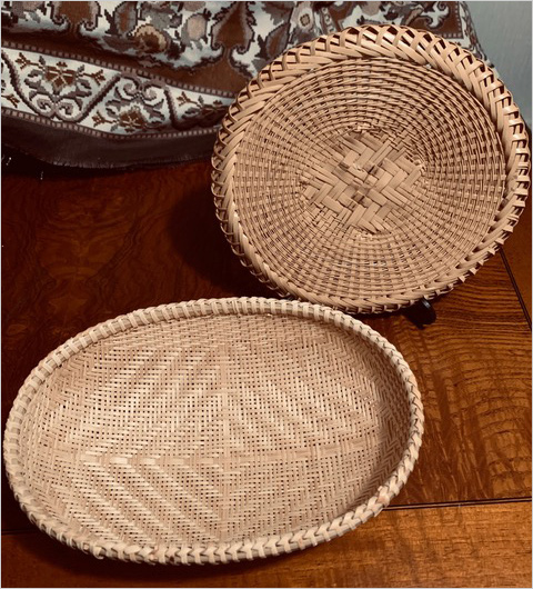 右上：白竹渦巻そば台(戸隠風)(直径22×1.5cm) 17,600円 左下：上細ひご深ざる(小判)(23×34×9cm) 8,800円  良質な竹を使っており、丈夫で水切りが良いのが特徴。麺類や野菜の湯切りはもちろん、果物やお菓子の盛り篭としても使えます。