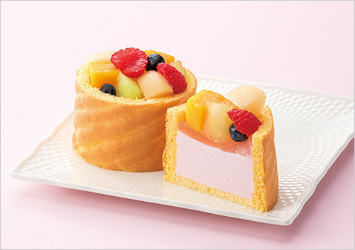 季節フルーツのシャルロット(1個) 1,080円【各日限定20個】  彩り華やかな5種のフルーツを飾り、サクッとしたビスキュイ生地とひんやりなめらかな桃のムースの食感をお楽しみください。