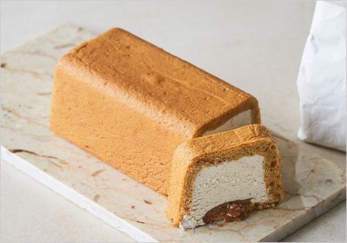 スクエアロールケーキ(1本) 3,996円  催事では普段販売をしておらず、オンラインストアでは毎月6日に限定販売しているお品が町田店に登場。しっとり感とふんわり感を両立させた今までにない食感の＜ミスターチーズケーキ＞がつくるロールケーキ。武夷岩茶を使用した、香ばしくもコクのある口溶けの良いクリームが特長です。