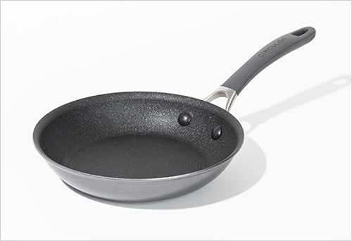 サーキュロン A1 フライパン20cm(重さ：630g) 7,700円  本体は素早く均一な熱伝導が可能なアルミニウムを採用。熱くなりにくいシリコーンゴムハンドル・リベット部分はノンステイック加工のためストレスフリー。ガス火はもちろん、電磁調理器(IH)含む全ての熱源に対応。外面もノンスティックコーティングでお手入れも簡単。