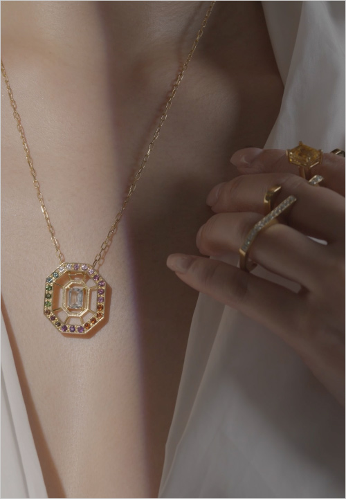 OLIVIA NECKLACE(シルバー925／18Kゴールドプレート／天然石／ダイヤモンド) 165,000円 DOUBLE RINGS(上)(シルバー925／18Kゴールドプレート／天然石／ダイヤモンド) 77,000円 DOUBLE RINGS(下)(シルバー925／18Kゴールドプレート／天然石／ダイヤモンド) 220,000円  ブランドを象徴するペンダントトップに天然石やダイヤモンドを贅沢にあしらいました。ペンダントトップは、＜ヴィト＞オリジナルの一粒の宝石のように静かに輝き、装う人の個性を引き立てます。直線的で研ぎ澄まされたフォルムは、ジェンダーを超えた＜ヴィト＞ならではの美意識を映し出します。
