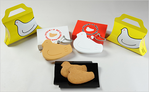 「シリコンポーチ はとっこ」と「鳩サブレー4枚入」セット(白色・茶色) 各2,100円 ※8月10日(月)のみの販売  ［セット内容］ ・シリコンポーチ はとっこ(白色・茶色) (シリコンポーチサイズ：約W15×H11×D3cm／カラビナサイズ：約W6×H4.5cm〈各色共通〉) ・鳩サブレー4枚入