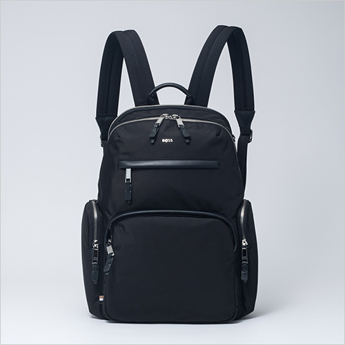 Highway バックパック (ポリエステル・牛革／W28×H44×D12cm／容量：約14L) 73,700円  レザーのトリムが上品さを引き立て、アイコニックなディテールがアクセントになる洗練されたシリーズ。スタイリッシュな無地のデザインにロゴが映える、クールでエレガントなバックパックです。