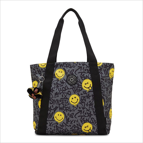 ハイラップ(ハッピーグレー) (リサイクルポリエステル／約W31.5×H41.5×D13cm／約14L／約380g) 20,350円  ノートパソコン用スリーブが付いたシンプルなトートバッグ。内側にはジッパー付きポケットもついて、小物も取り出しやすく、通勤にもおすすめです。